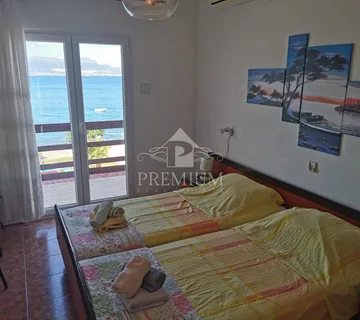 ČIOVO - KUĆA S BAZENOM NA PRVOJ LINIJI MORA - cover