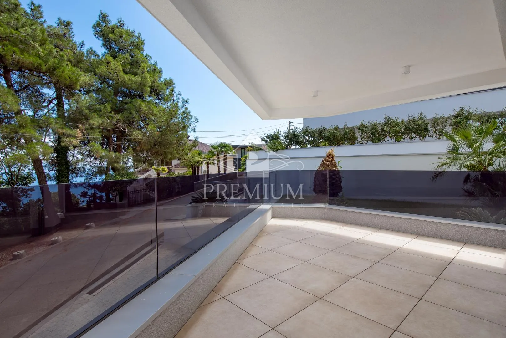 ELITNI STAN SA PREKRASNIM POGLEDOM - cover