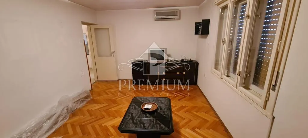 STAN 50 m2 SA LOGGIOM, POGLED NA MORE - cover