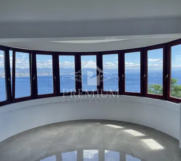 ATRAKTIVAN  STAN 170,45 m2, NA JEDINSTVENOJ LOKACIJI, - cover