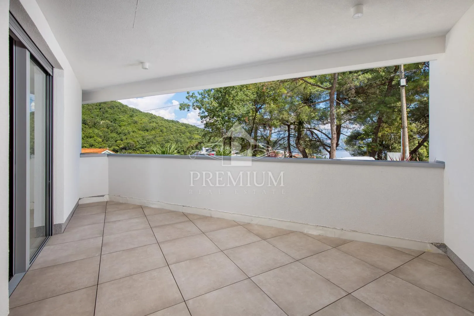 ELITNI STAN SA PREKRASNIM POGLEDOM - cover