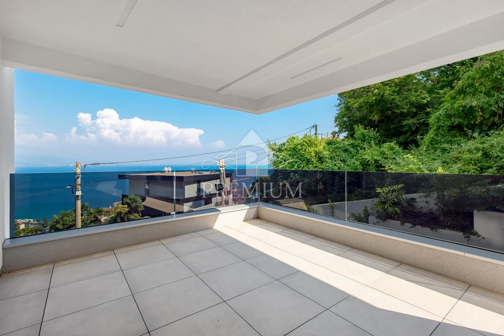 LUKSUZAN STAN SA PREKRASNIM POGLEDOM, BAZEN, LIFT, GARAŽA - cover