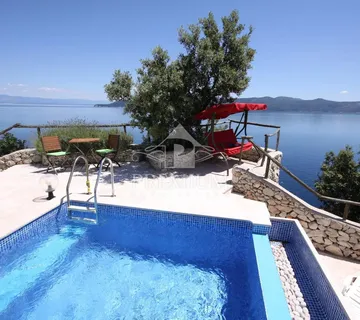 KUĆA NA LITICI IZNAD MORA, RIJETKOST U PONUDI!!! - cover