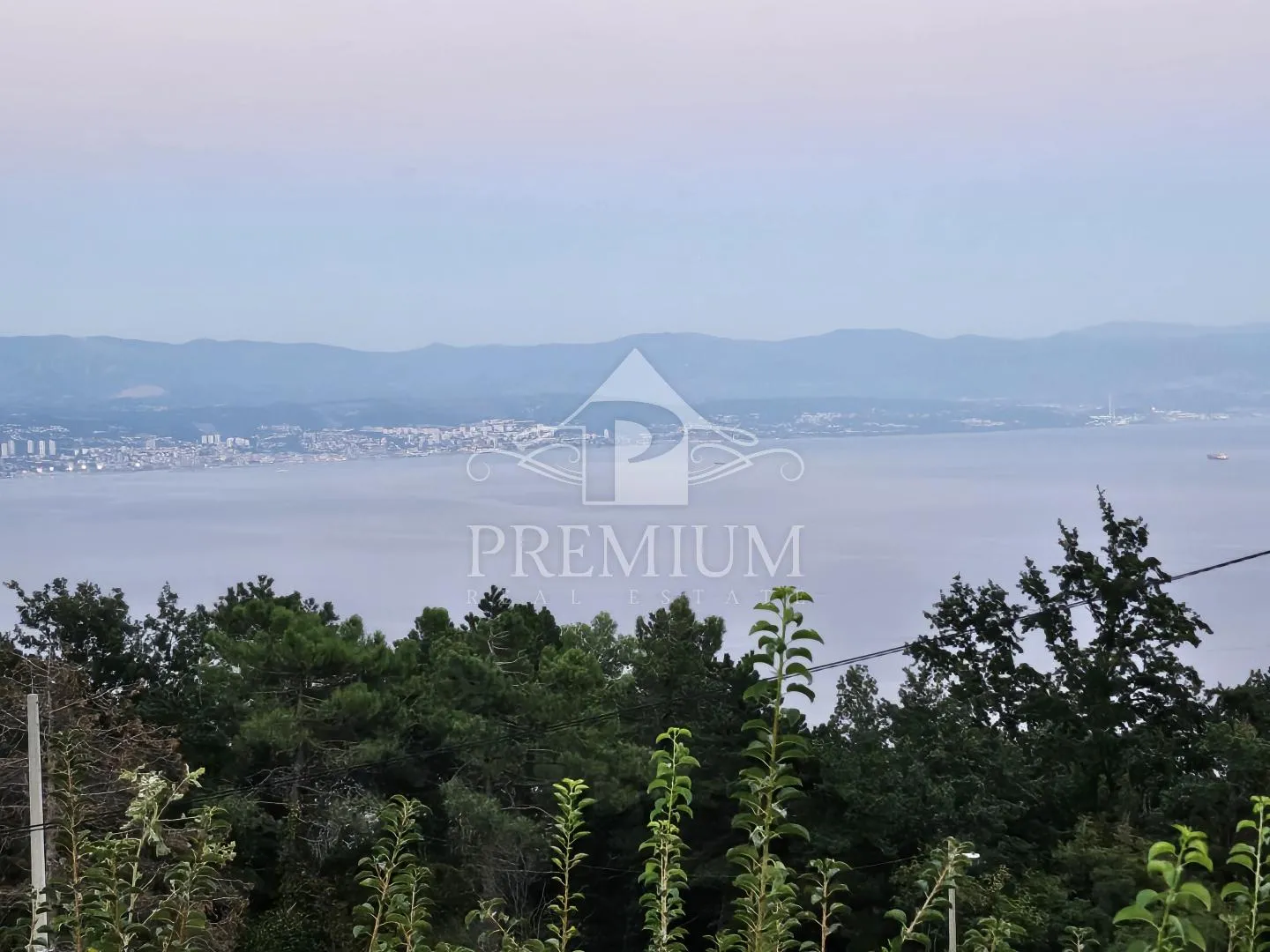 ZEMLJIŠTE SA GRAĐ. DOZVOLOM I PLAĆENIM KOMUNALIJAMA - cover