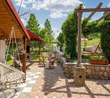 KUĆA SA VELIKOM OKUĆNICOM U OAZI GORSKOG KOTARA - cover