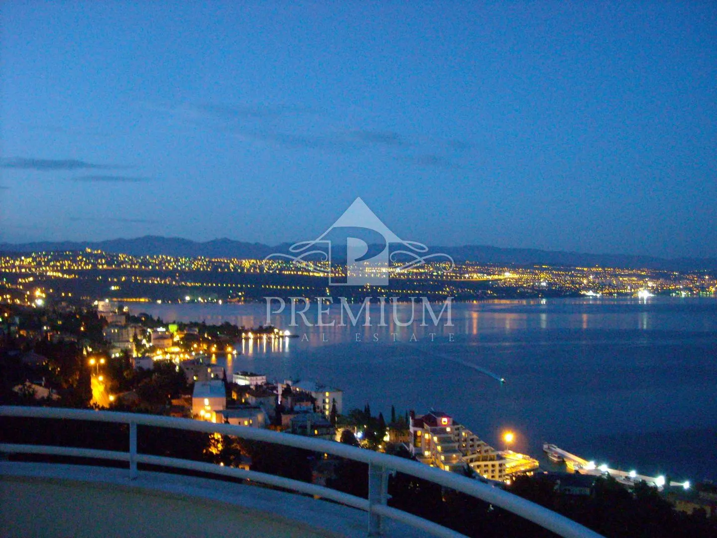 ATRAKTIVAN DVOETAŽAN STAN NA JEDINSTVENOJ LOKACIJI - cover