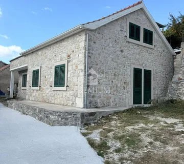 NOVORESTAURIRANA KAMENA KUĆA SA OKUĆNICOM - cover