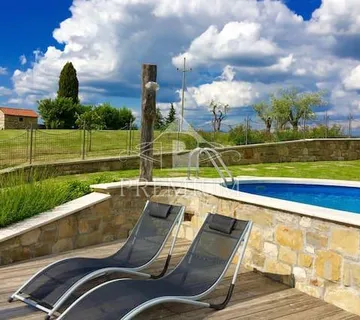 AUTOHTONA  ISTARSKA  STARINA U SRCU ISTRE, SA BAZENOM - cover