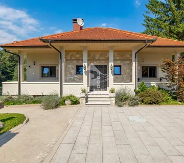 PREDIVNO IMANJE UZ RIJEKU KUPU - cover