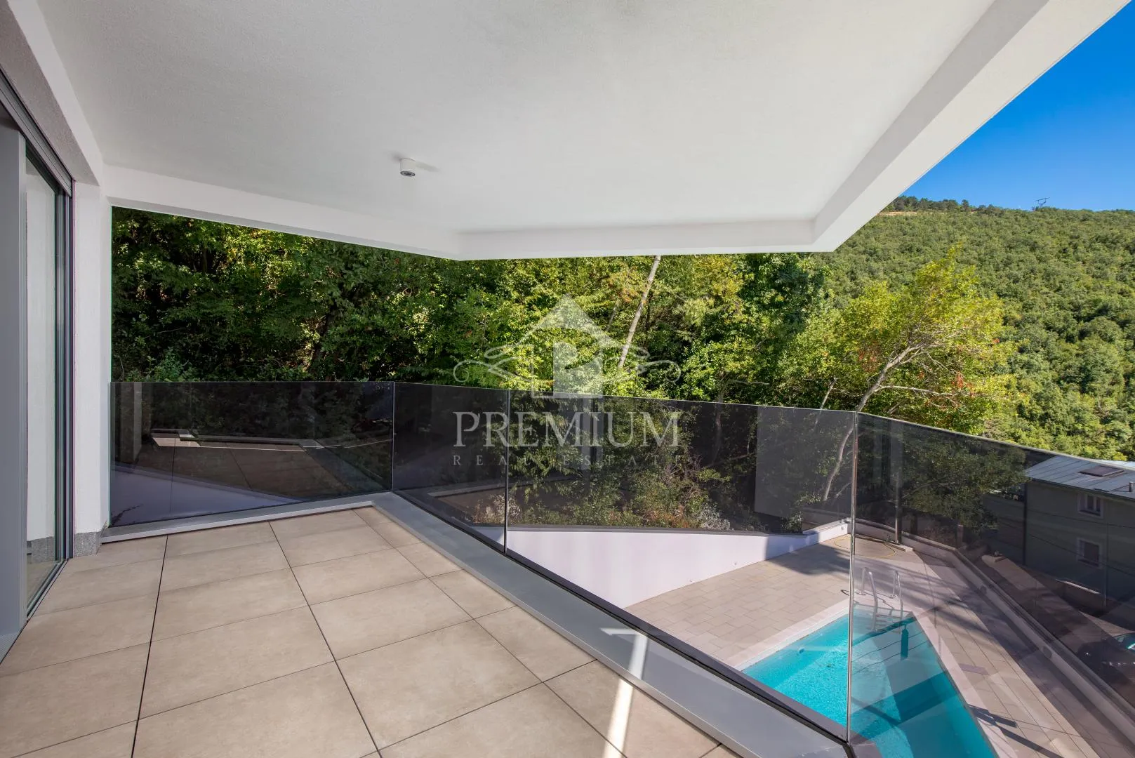 ELITNI STAN SA PREKRASNIM POGLEDOM - cover