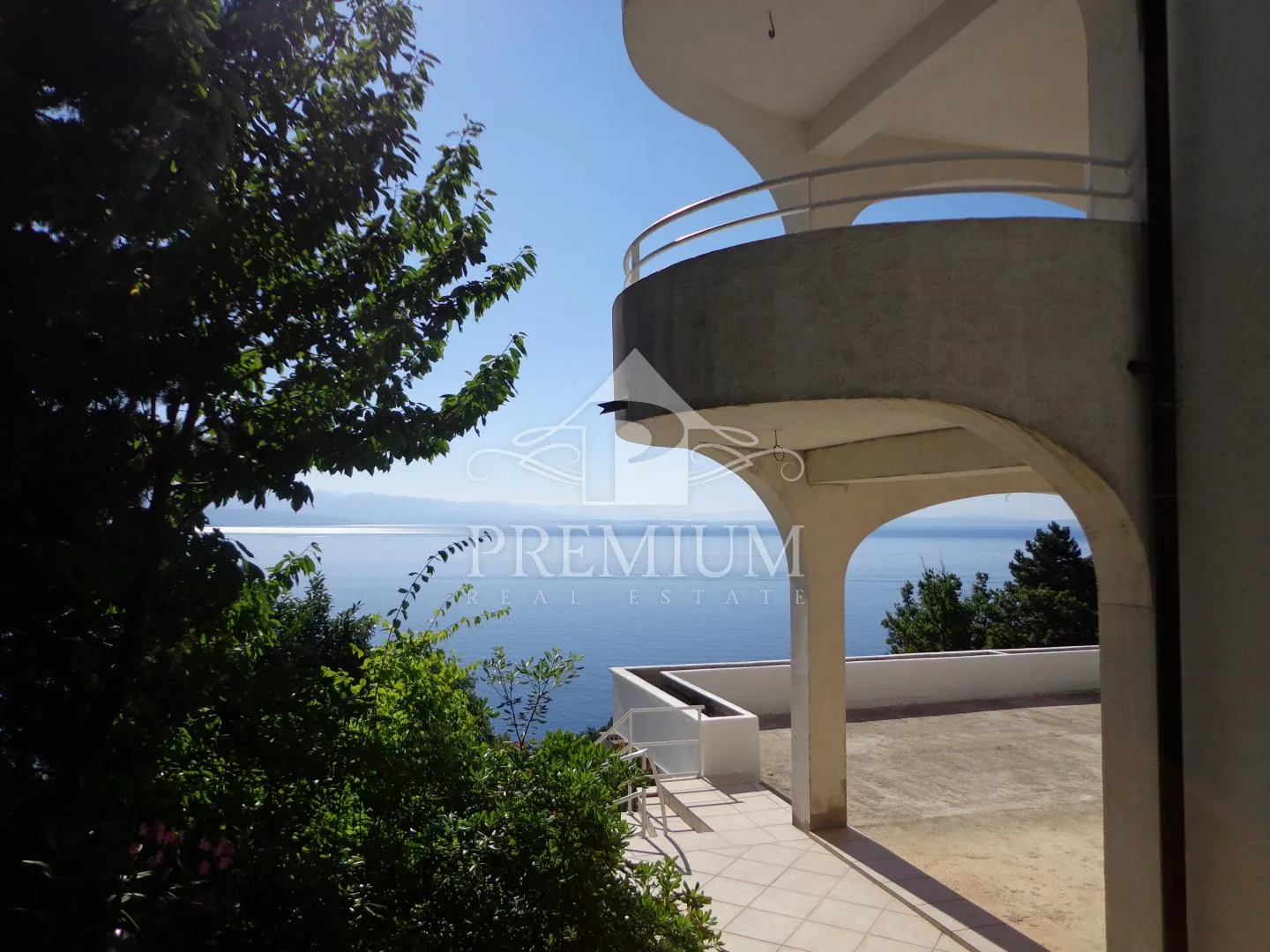 DVOETAŽAN STAN U ROH-BAU IZVEDBI 187,30 m2, NA JEDINSTVENOJ LOKACIJI,  - cover