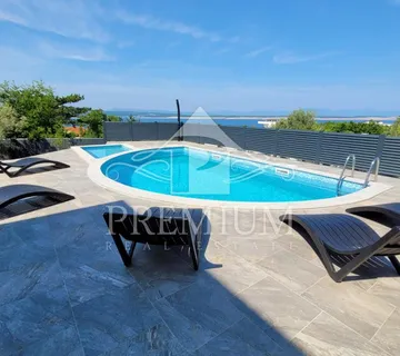 VILA SA BAZENOM, NA MIRNOJ LOKACIJI - cover