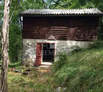 DRVENA LOVAČKA KUĆA SA TERENOM 8.971 m2, PRILIKA! - Rukavac, Matulji