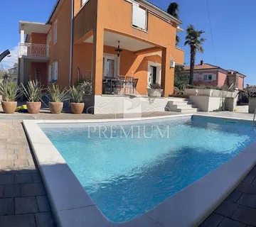 KUĆA SA TRI APARTMANA, bazen, blizina mora, okućnica - cover