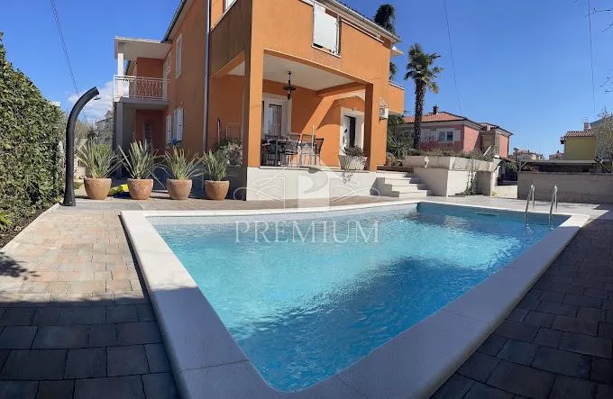 KUĆA SA TRI APARTMANA, bazen, blizina mora, okućnica - cover