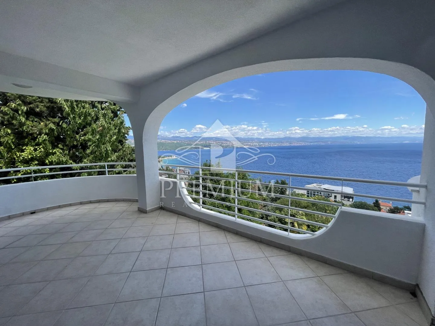 ATRAKTIVAN  STAN 170,45 m2, NA JEDINSTVENOJ LOKACIJI, - cover