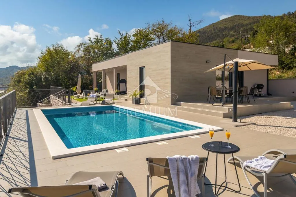 NOVOGRADNJA S BAZENOM - cover