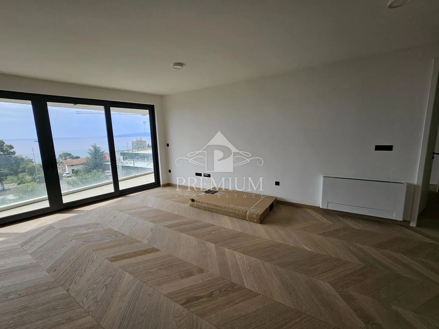 LUKSUZAN STAN 3S + DB, POGLED MORE, GARAŽA - cover