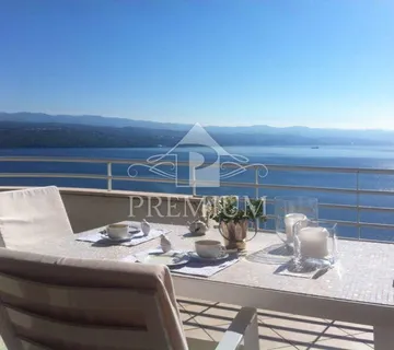 ATRAKTIVNA VILA NA JEDINSTVENOJ LOKACIJI, 614 m2 - Opatija