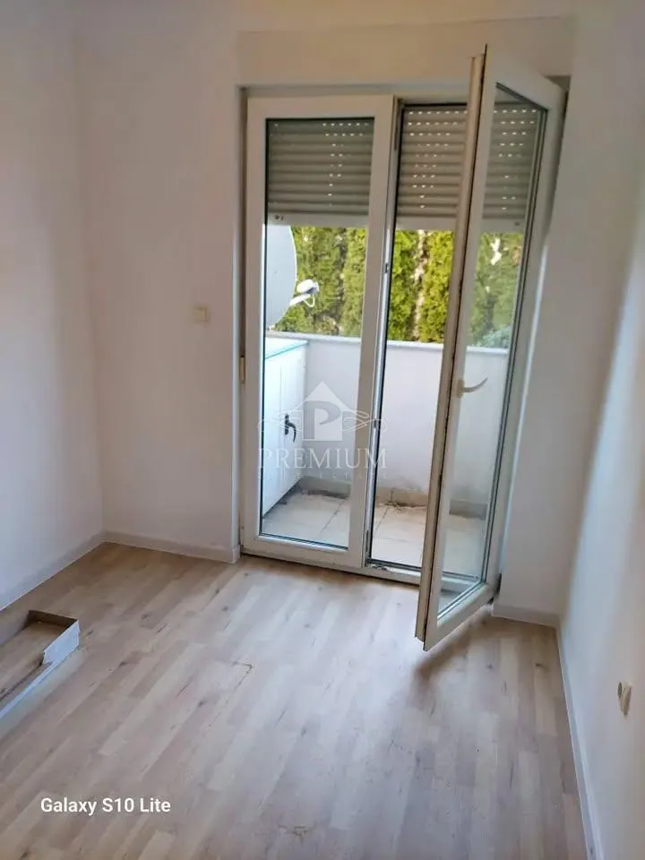 POSLOVNI PROSTOR S VLASTITIM PARKINGOM, DUGOROČNI ZAKUP - cover