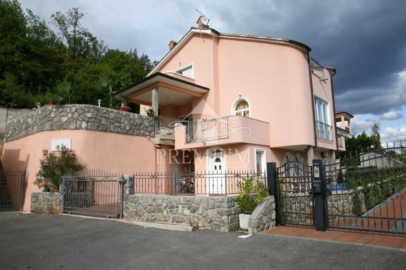 IČIĆI - VILA SA 7 STAMBENIH JEDINICA, BLIZINA MORA - cover