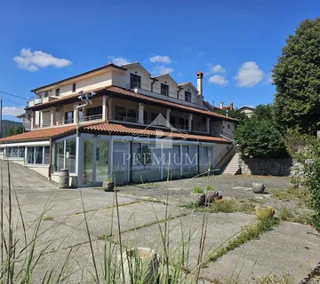 POSLOVNO STAMBENA ZGRADA SA VELIKIM PARKINGOM - cover