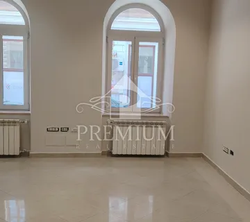 UREDSKI PROSTOR U CENTRU RIJEKE - cover