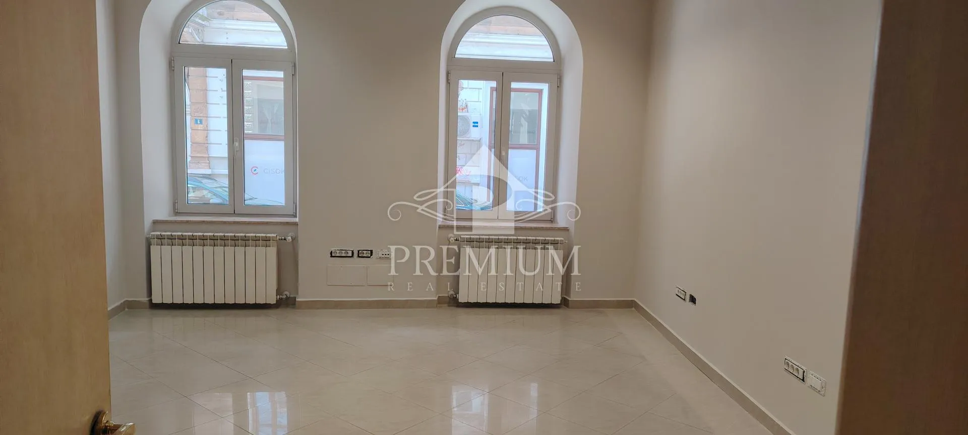 UREDSKI PROSTOR U CENTRU RIJEKE - cover