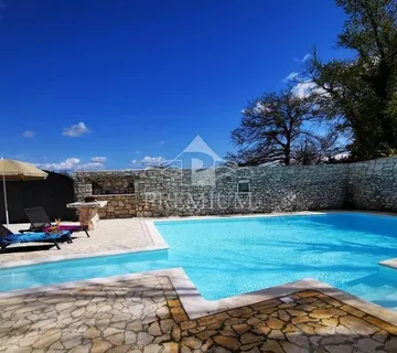 PREKRASNA RENOVIRANA STANCIJA SA BAZENOM - cover