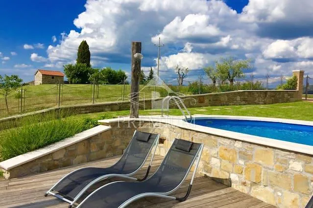 AUTOHTONA  ISTARSKA  STARINA U SRCU ISTRE, SA BAZENOM - cover