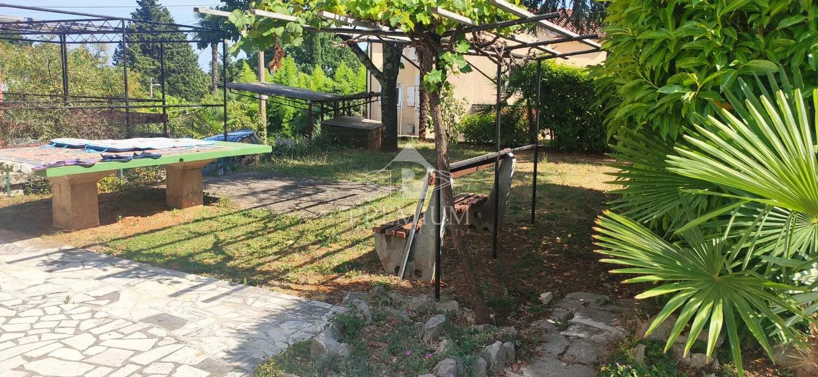 DVOETAŽAN STAN SA GARAŽOM I OKUĆNICOM - cover