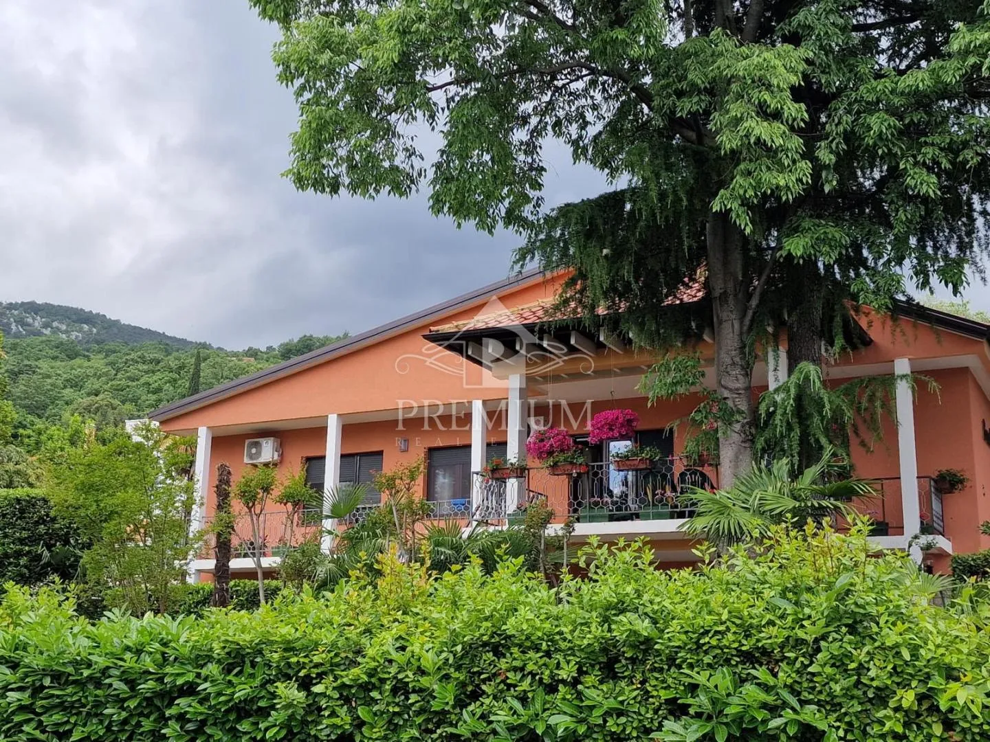 KUĆA NA MIRNOJ LOKACIJI SA VELIKOM OKUĆNICOM - cover