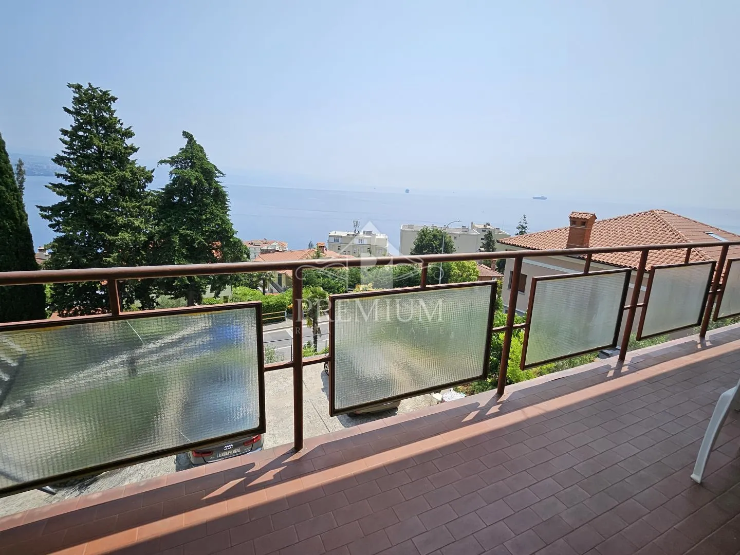 STAN BLIZU CENTRA SA PREKRASNIM POGLEDOM - cover