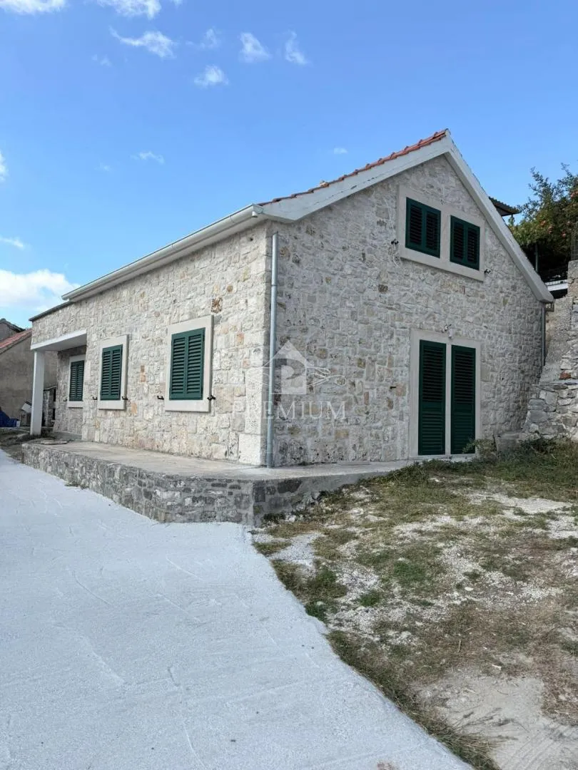 NOVORESTAURIRANA KAMENA KUĆA SA OKUĆNICOM - cover