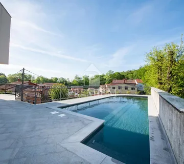 MODERNO UREĐENA KUĆA S BAZENOM I OKUĆNICOM  - cover