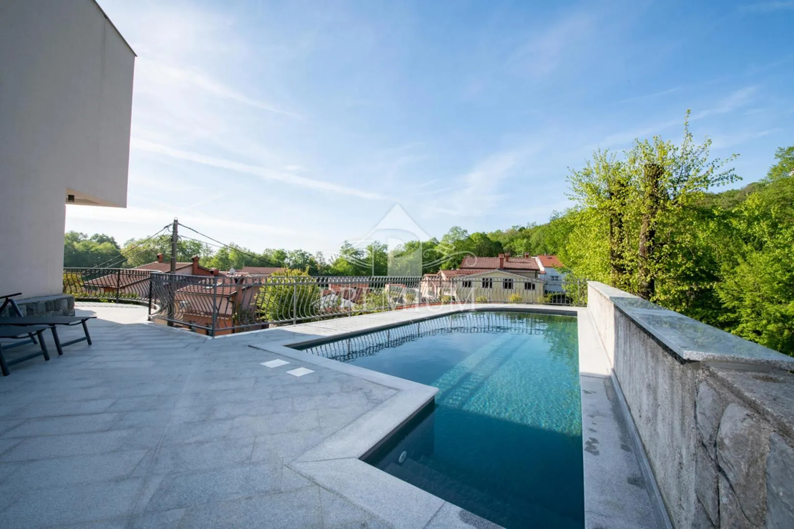 MODERNO UREĐENA KUĆA S BAZENOM I OKUĆNICOM  - cover