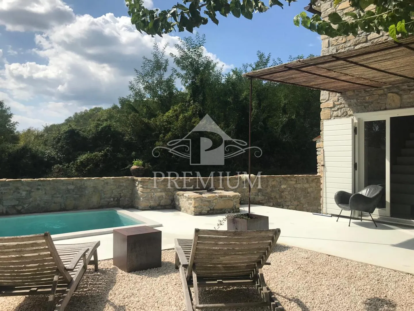 ISTARSKA KAMENA KUĆA ZA ODMOR SA BAZENOM - cover