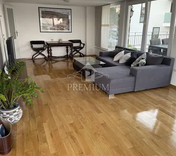 LUKSUZAN STAN ZA NAJAM SA TRI BALKONA I VELIKOM TERASOM SA POGLEDOM - cover