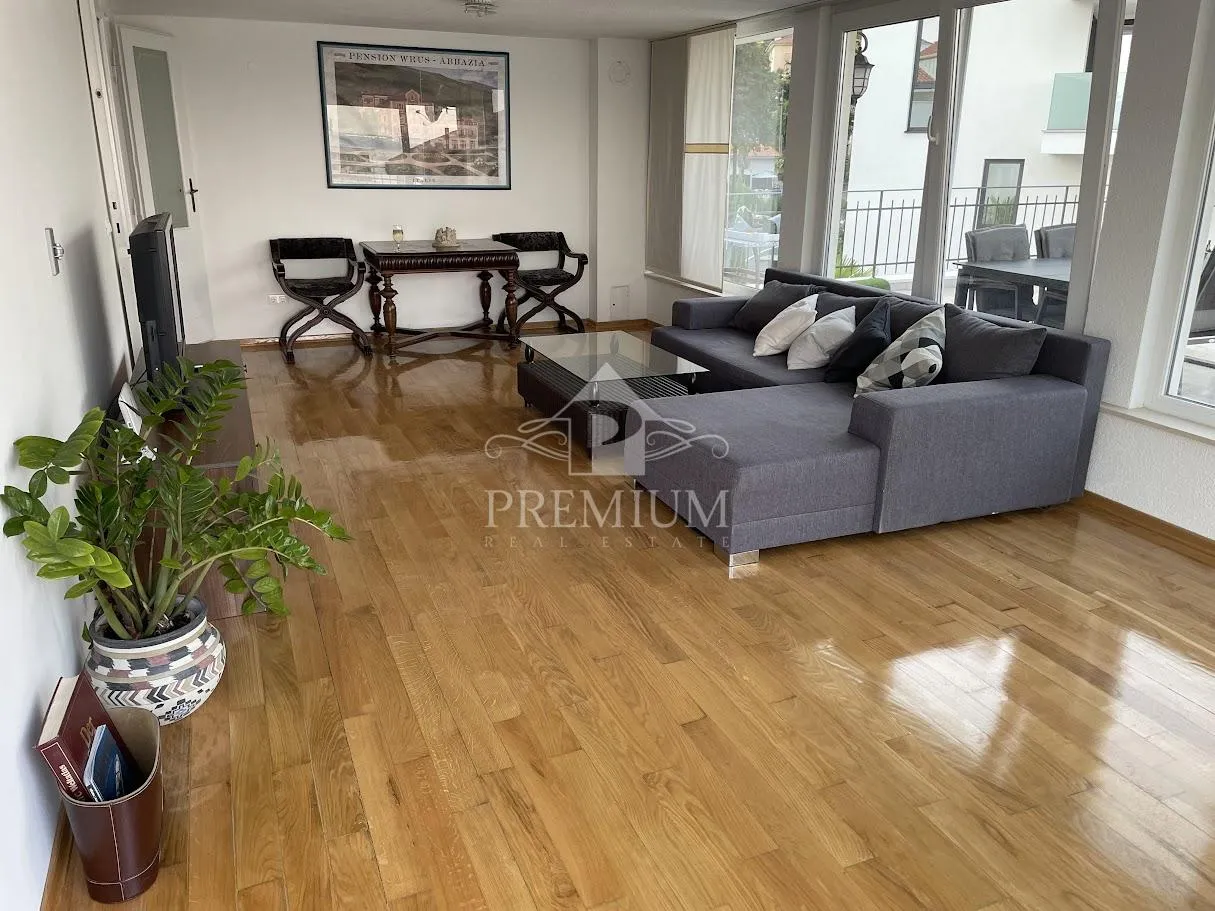 LUKSUZAN STAN ZA NAJAM SA TRI BALKONA I VELIKOM TERASOM SA POGLEDOM - cover