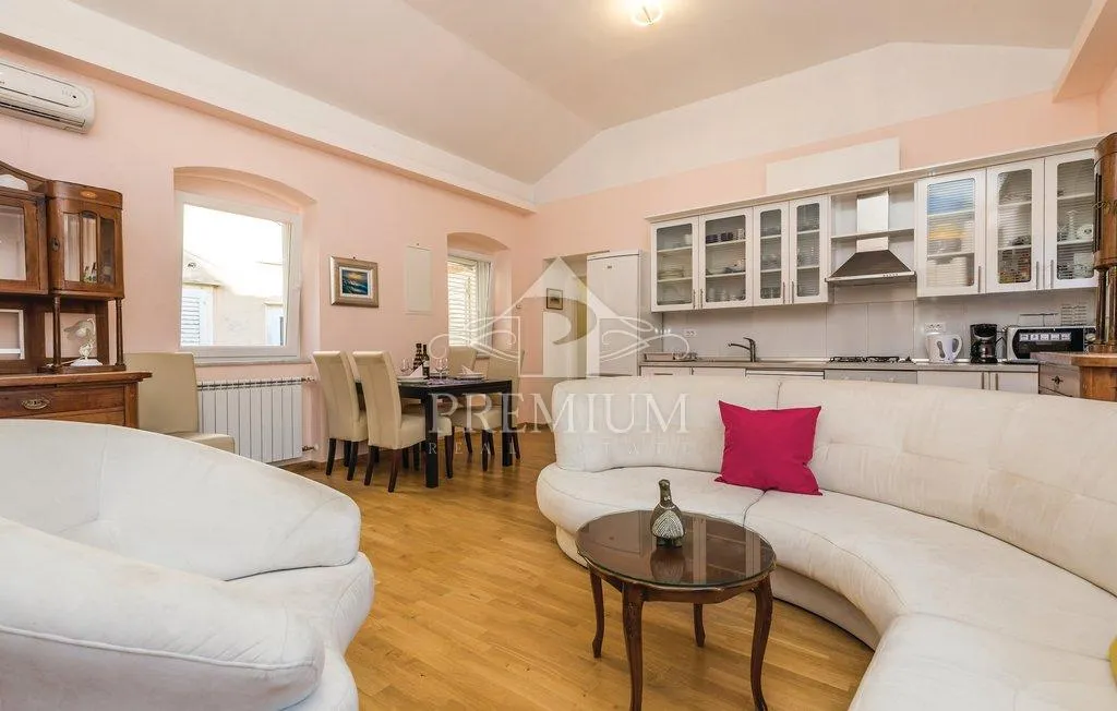 LUKSUZNO OPREMLJEN STAN ZA NAJAM 115 m2 U DVOJNOJ KUĆI BLIZINA MORA, - cover