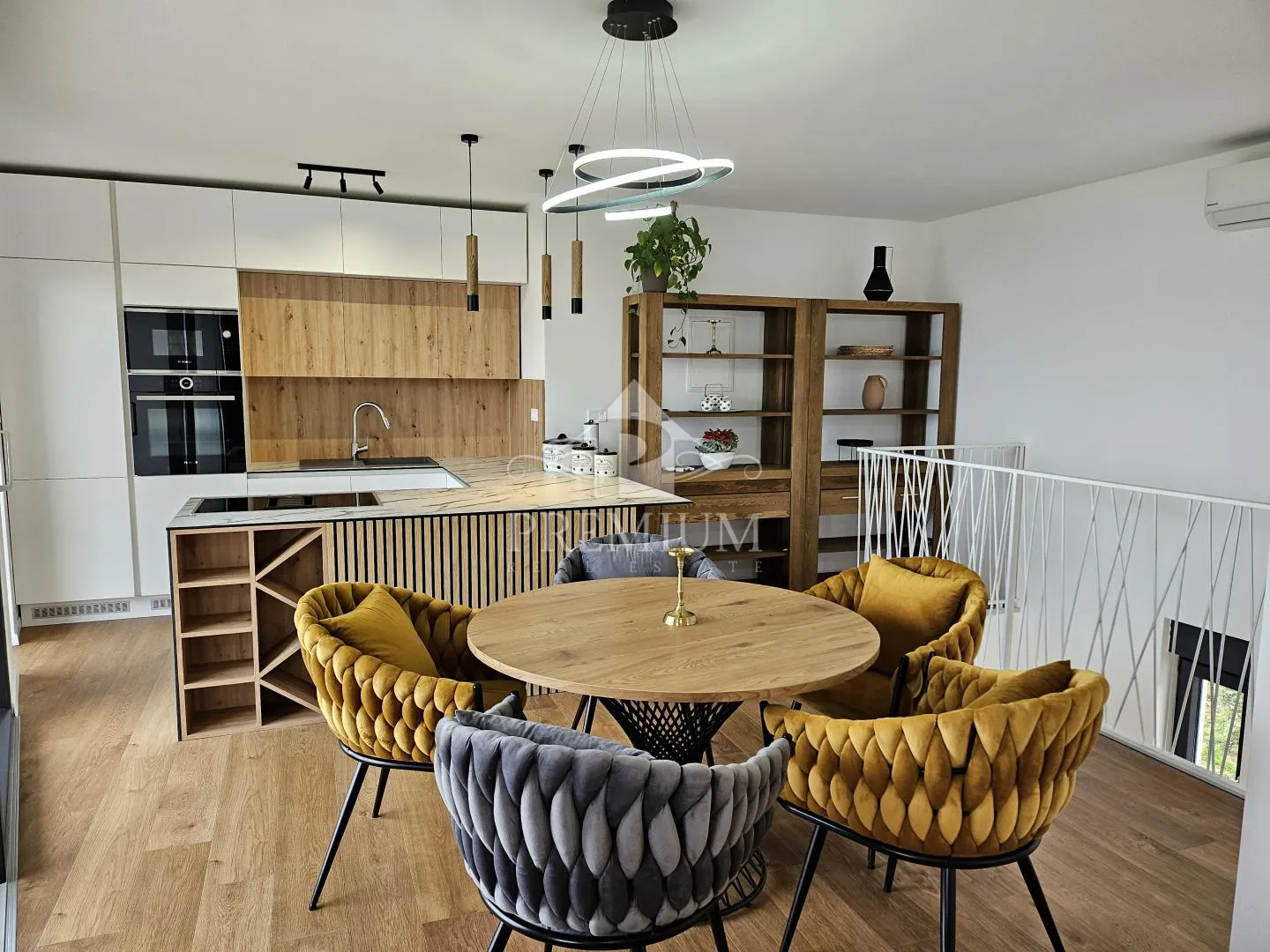 MODERAN STAN NA MIRNOJ LOKACIJI, PARKING, POGLED - cover