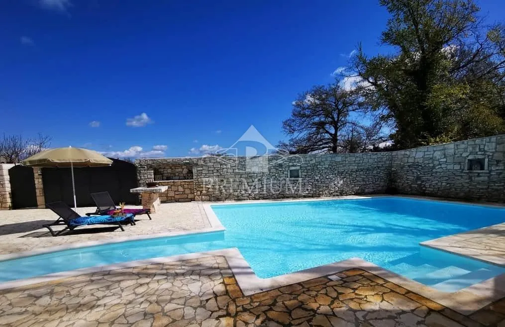 PREKRASNA RENOVIRANA STANCIJA SA BAZENOM  - cover