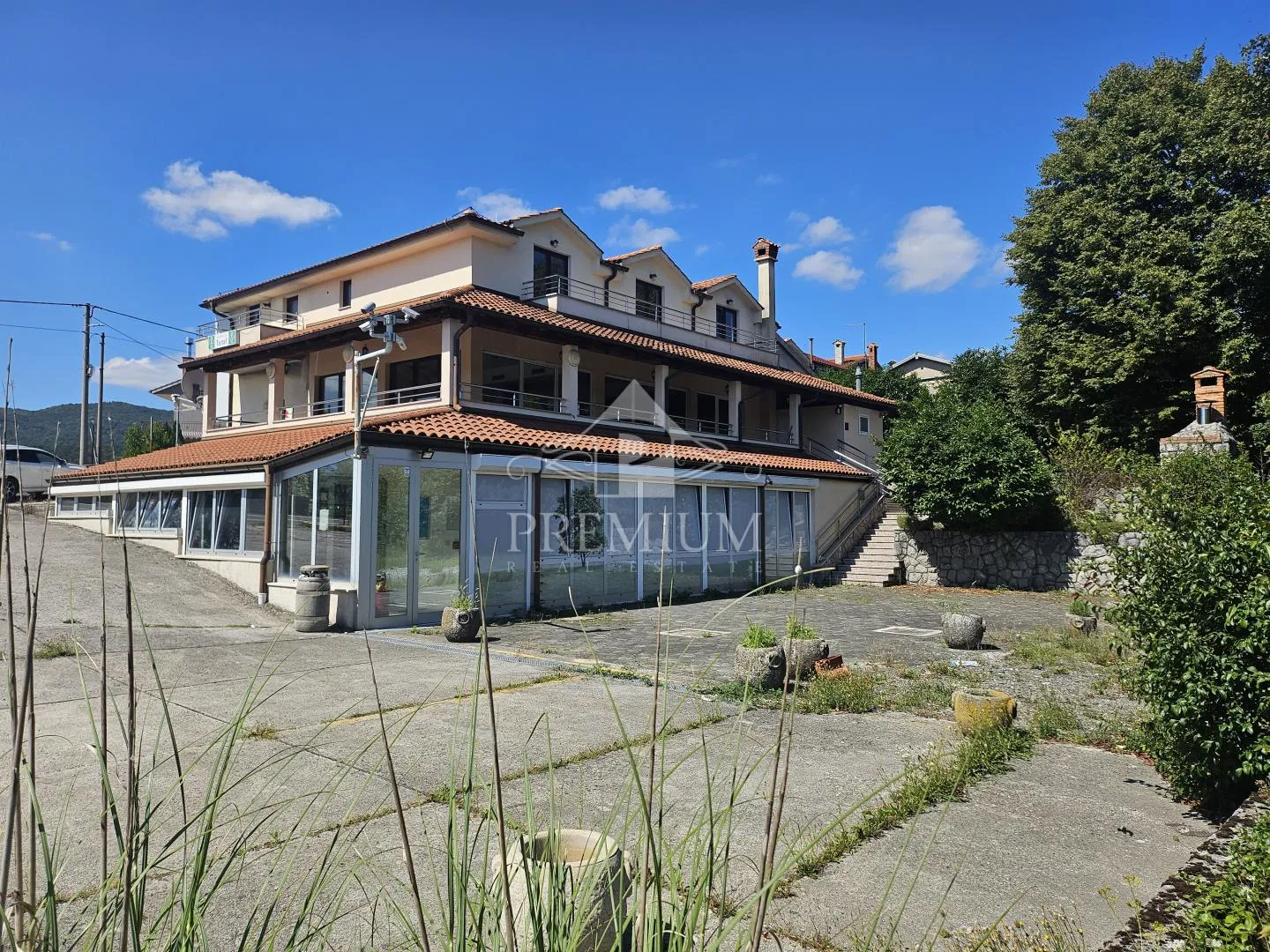 POSLOVNO STAMBENA ZGRADA SA VELIKIM PARKINGOM - cover