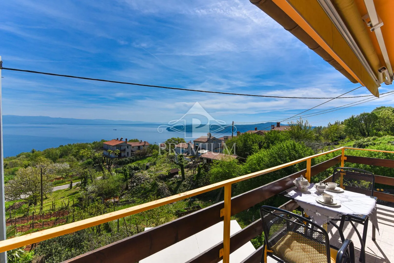 KUĆA SA PREKRASNIM POGLEDOM - cover