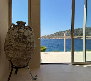 ROGOZNICA - Luxuzna vila- PRVI RED UZ MORE - cover