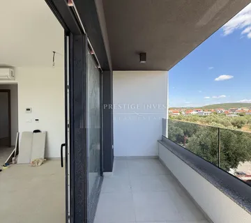 SUKOŠAN- S1- Stan U CENTRU MJESTA- vrt i podrumom