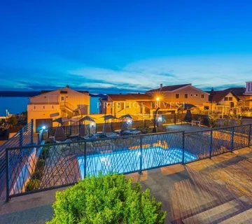 Kuća uz more sa 7 stambenih jedinica - cover