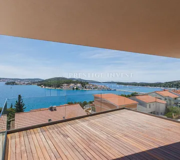 ROGOZNICA- CENTAR- Luksuzan NAMJEŠTEN penthouse