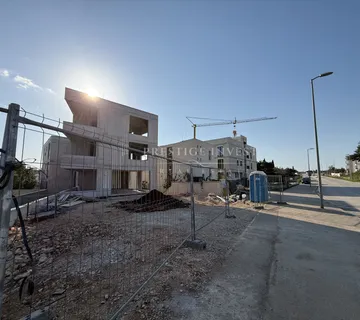 NOVOGRADNJA- ZADAR- Trosoban stan s vrtom, GARAŽA- S1 - cover