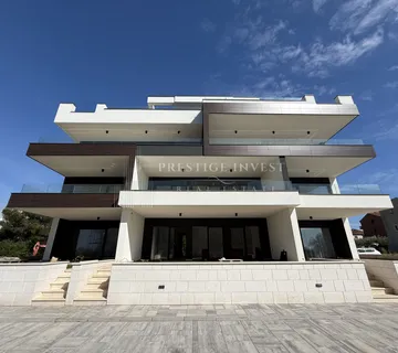 Dvosoban stan S2 s vrtom- drugi red uz plažu! - Zaton, Nin